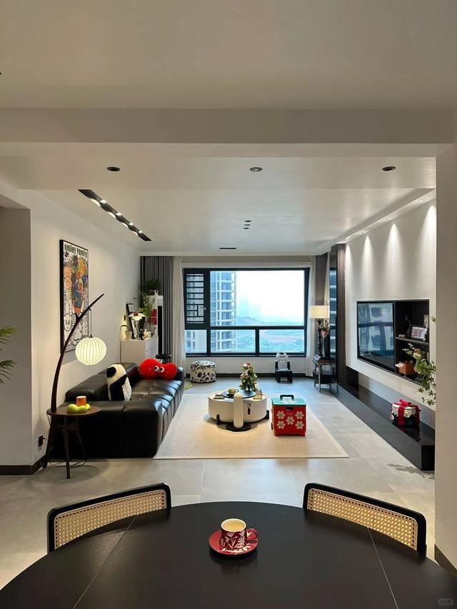 一户人家简约装修走红靠一个电视墙让无数人模仿(图3)