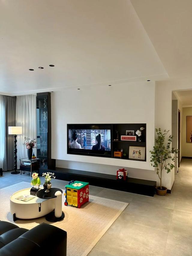 一户人家简约装修走红靠一个电视墙让无数人模仿(图4)