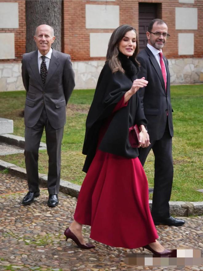 kaiyun：又被西班牙王后美到了！来后上身最新款红裙气质优雅风采依旧(图5)