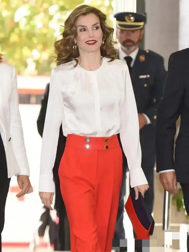 kaiyun：又被西班牙王后美到了！来后上身最新款红裙气质优雅风采依旧(图4)