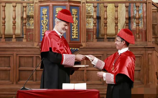 kaiyun：又被西班牙王后美到了！来后上身最新款红裙气质优雅风采依旧(图6)