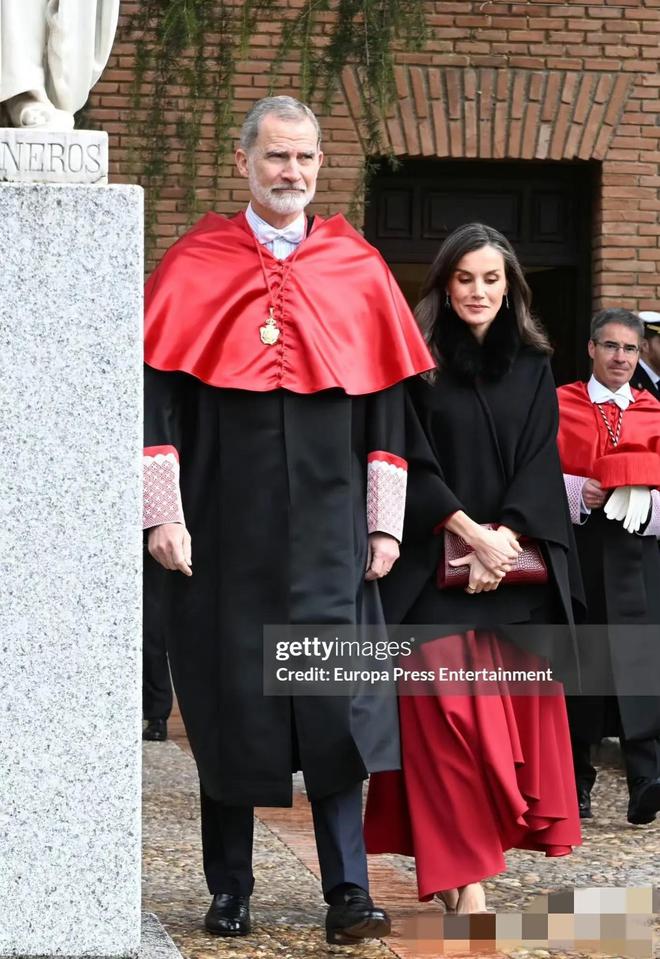 kaiyun：又被西班牙王后美到了！来后上身最新款红裙气质优雅风采依旧(图9)