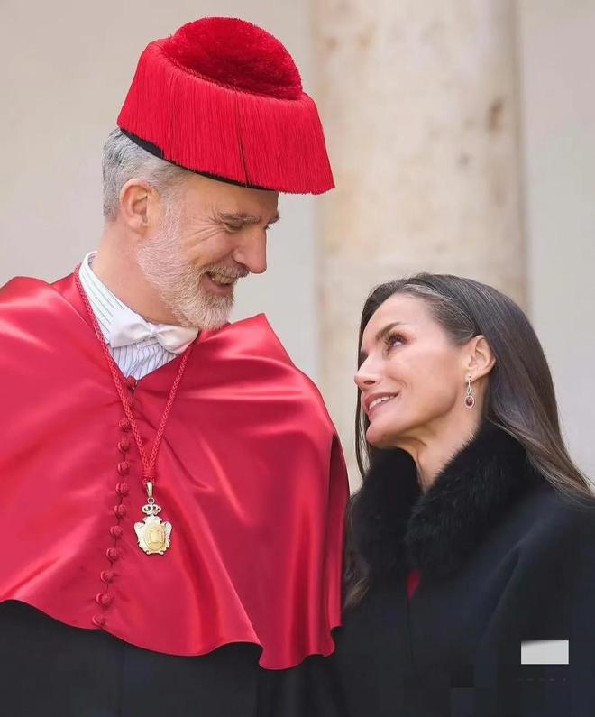 kaiyun：又被西班牙王后美到了！来后上身最新款红裙气质优雅风采依旧(图14)