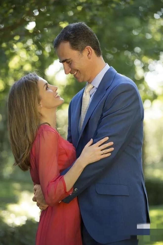 kaiyun：又被西班牙王后美到了！来后上身最新款红裙气质优雅风采依旧(图15)