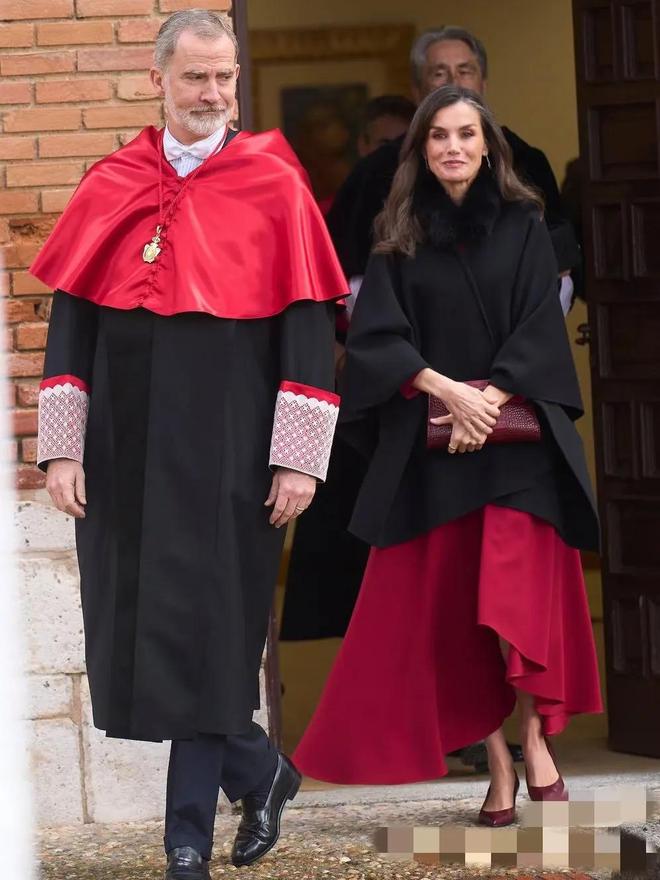 kaiyun：又被西班牙王后美到了！来后上身最新款红裙气质优雅风采依旧(图8)