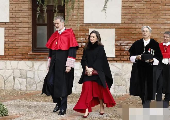 kaiyun：又被西班牙王后美到了！来后上身最新款红裙气质优雅风采依旧(图11)