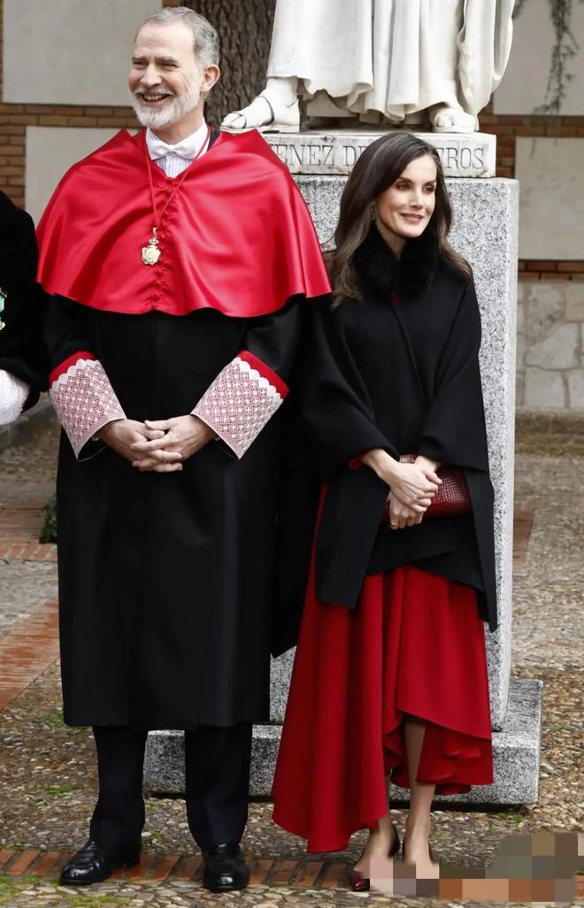 kaiyun：又被西班牙王后美到了！来后上身最新款红裙气质优雅风采依旧(图10)