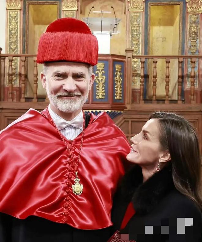 kaiyun：又被西班牙王后美到了！来后上身最新款红裙气质优雅风采依旧(图13)