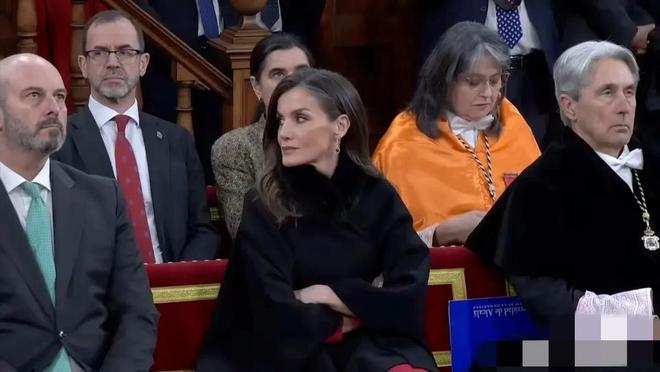 kaiyun：又被西班牙王后美到了！来后上身最新款红裙气质优雅风采依旧(图12)