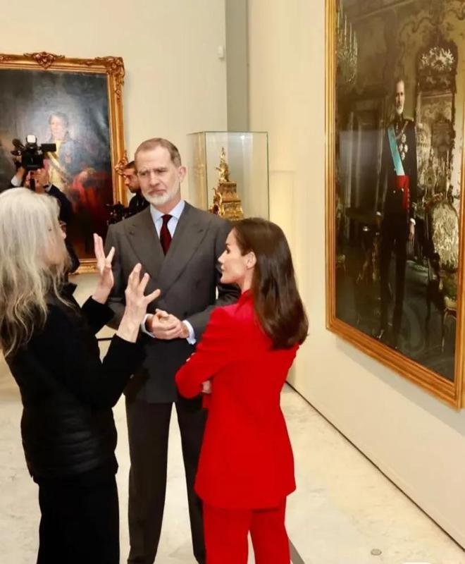 kaiyun：又被西班牙王后美到了！来后上身最新款红裙气质优雅风采依旧(图17)