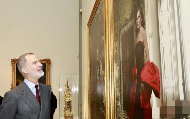 kaiyun：又被西班牙王后美到了！来后上身最新款红裙气质优雅风采依旧(图20)