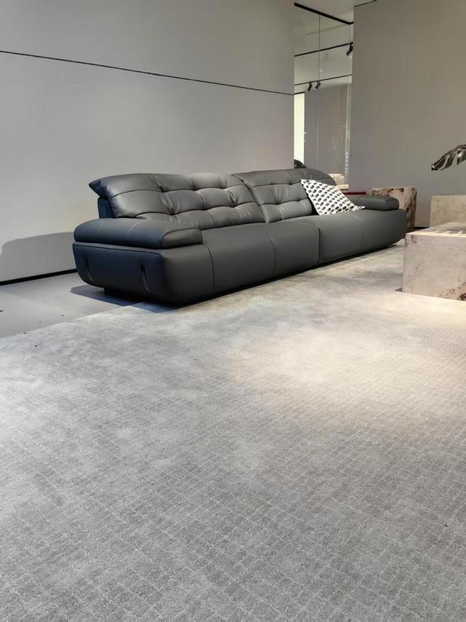 广东简舒家居引领潮流：现代休闲与川派艺术沙发新品齐发