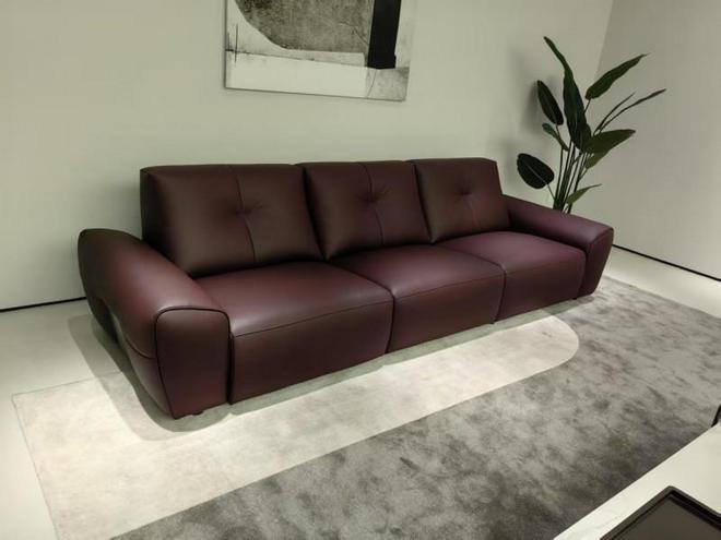 广东简舒家居引领潮流：现代休闲与川派艺术沙发新品齐发(图2)