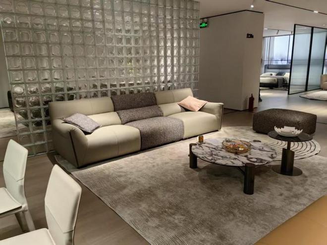 广东简舒家居引领潮流：现代休闲与川派艺术沙发新品齐发(图3)