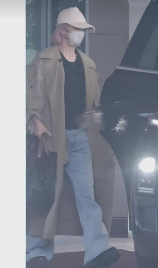 赵丽颖带儿子返回上海母子同框幸福满溢赵丽颖粉色短发超抢镜