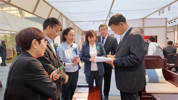 山东红木家具品牌巧夺天工青岛家具展实力圈粉(图6)