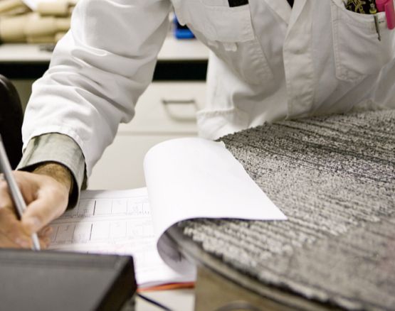 kaiyun：连续六年领跑市场：大江地垫凭严格标准攀技术高峰铸家居软装典范(图2)