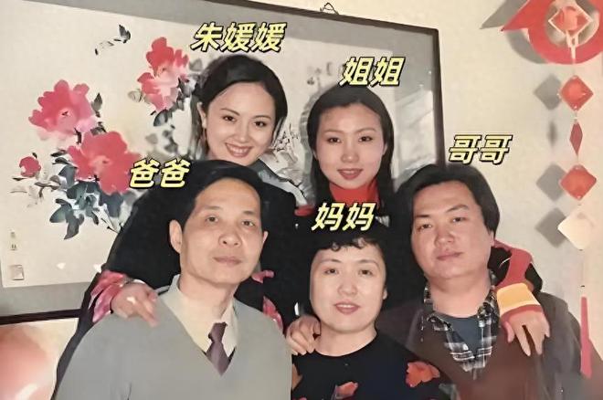 朱媛媛家庭情况：爸爸是工程师妈妈是医生姐姐是老师哥哥是画家