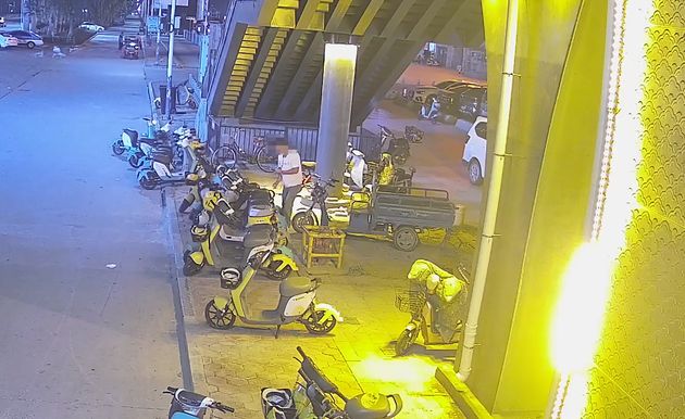 “成人电影”、“深夜福利”共享单车上出现大量涉黄涉诈广告(图3)