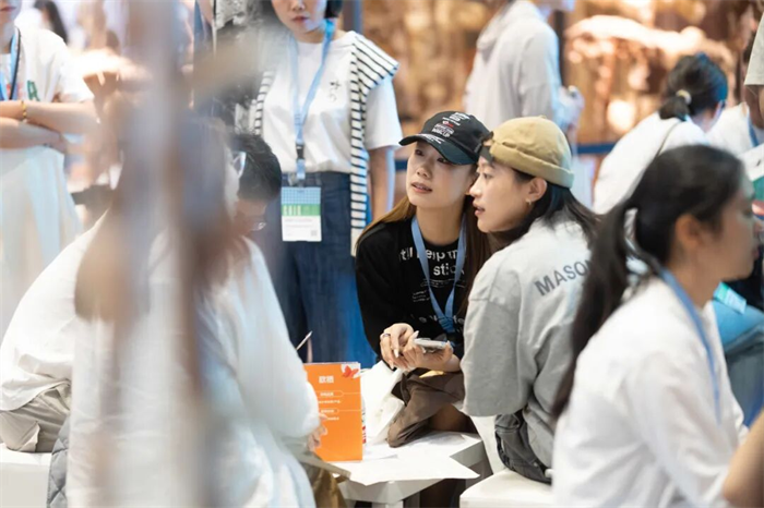 品牌与渠道共赴轻松商贸局！中国国际服装服饰博览会（秋季）让做生意回归简单与真诚(图5)