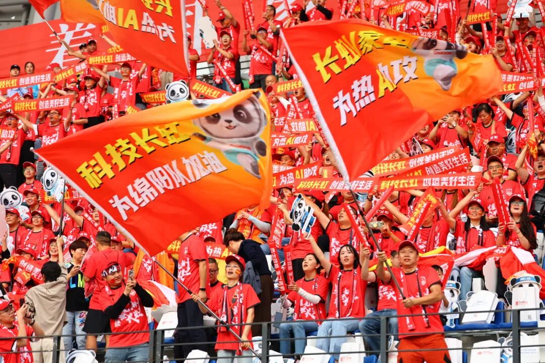 长虹方阵500球迷热血助威“川超”绵阳与德阳激情对决(图3)