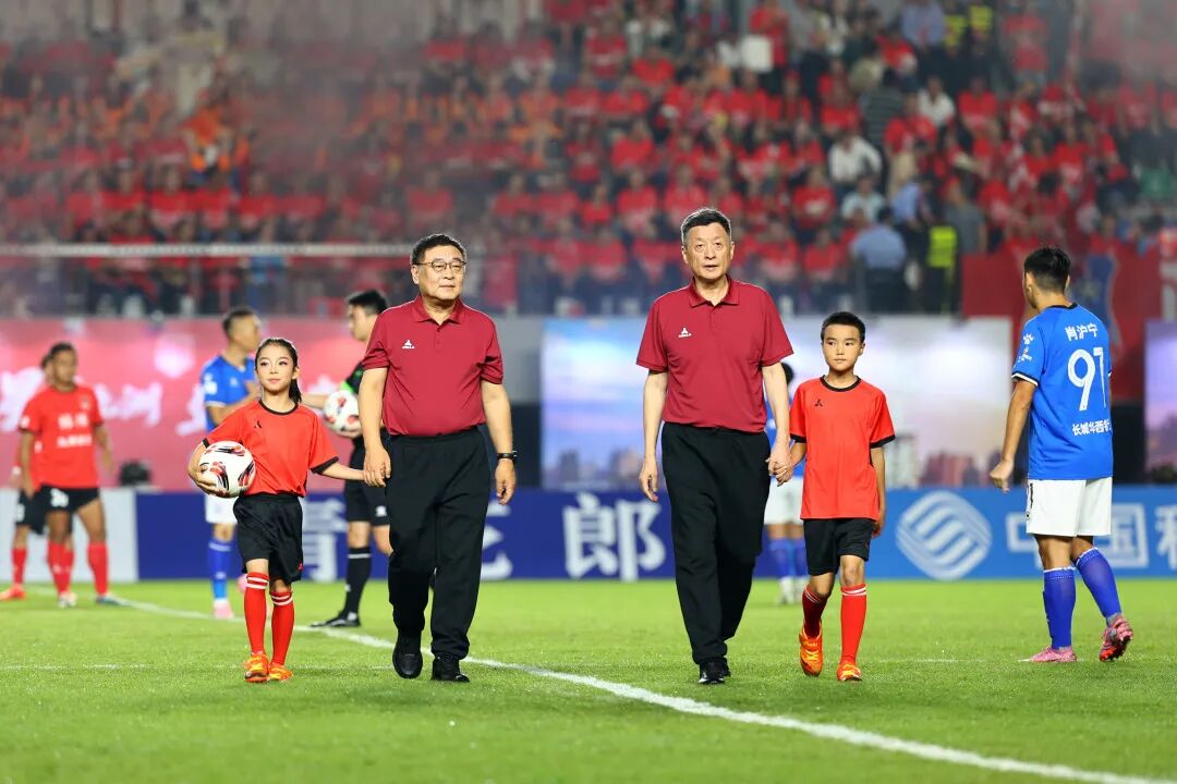 长虹方阵500球迷热血助威“川超”绵阳与德阳激情对决(图4)