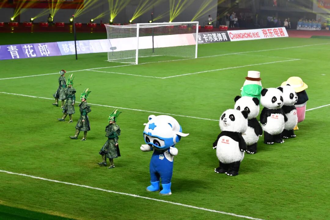 长虹方阵500球迷热血助威“川超”绵阳与德阳激情对决(图6)