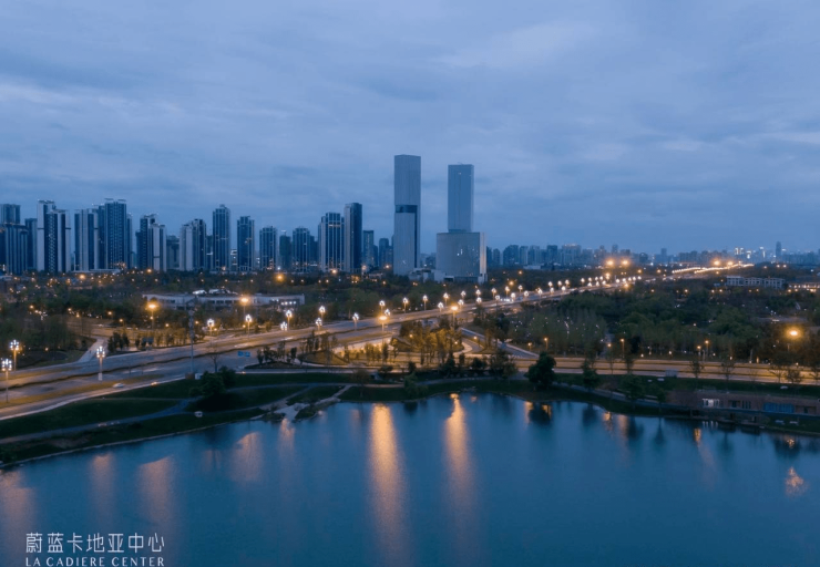 成都「蔚蓝卡地亚天际」十月热线正式发布：全面剖析项目核心价值与产品亮点解读多元化户型设计理念同步更新实时价格及购房政策动态助您精准把握置业(图2)