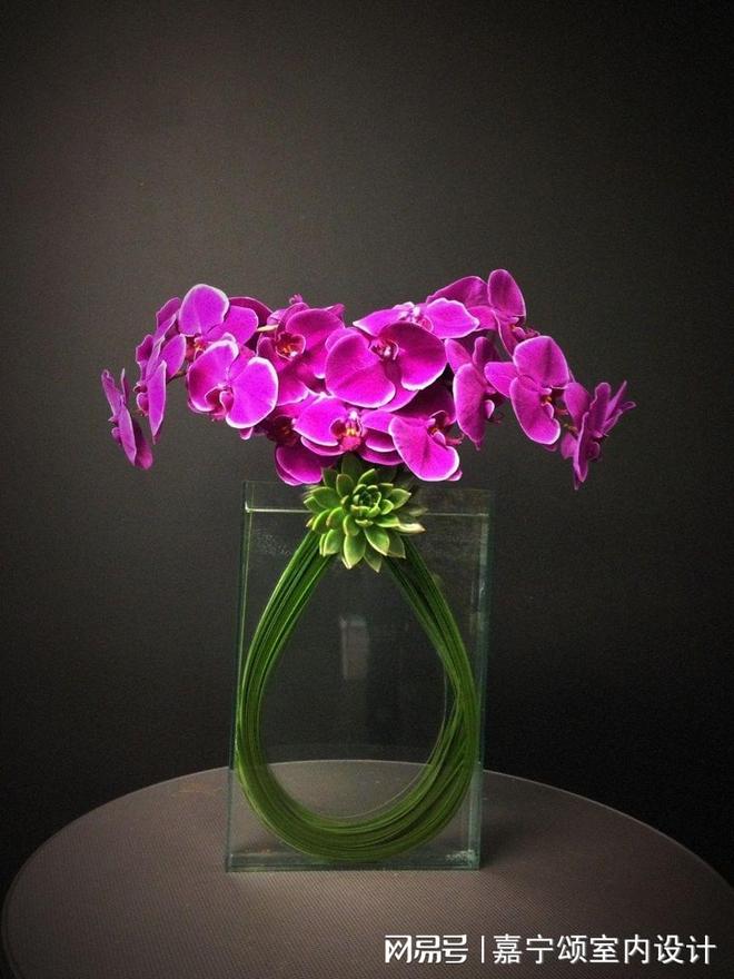 kaiyun入口：【伍一艾酒店软装】湖州酒店软装藏玄机？玻璃花器勾勒旅居氛围感(图2)