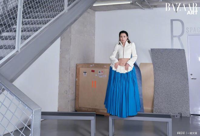 佘诗曼登上某知名时尚杂志12月封面——这就是我的独一无二