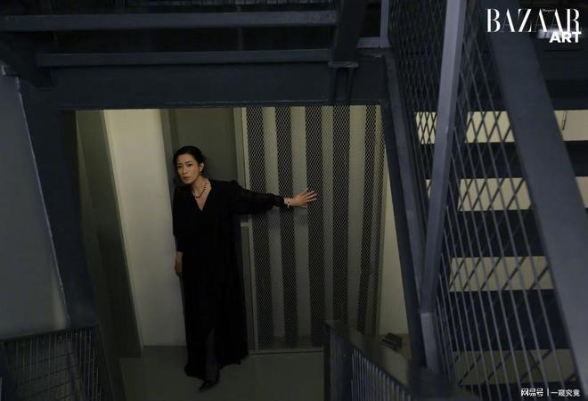 佘诗曼登上某知名时尚杂志12月封面——这就是我的独一无二(图4)