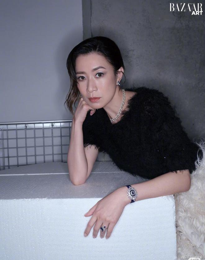 佘诗曼登上某知名时尚杂志12月封面——这就是我的独一无二(图2)