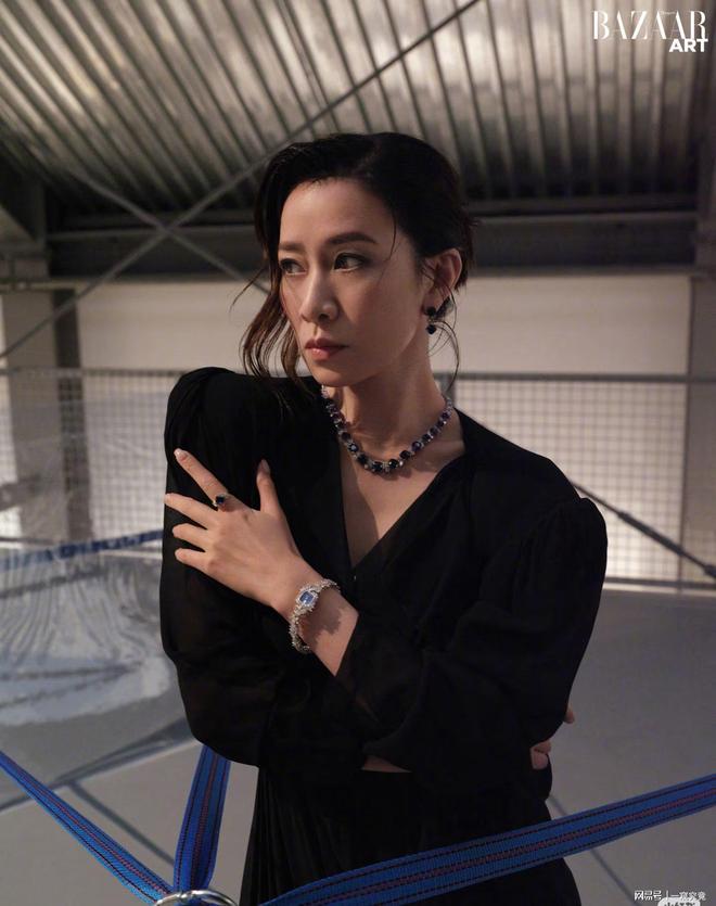 佘诗曼登上某知名时尚杂志12月封面——这就是我的独一无二(图3)