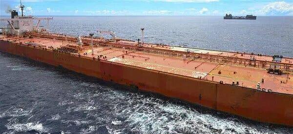 美军登陆一受制裁油轮(图1)